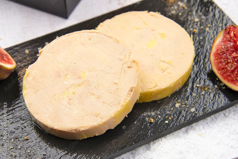 tranches de foie gras sur une ardoise tranches de foie gras sur une ardoise