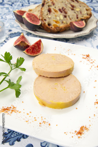 assiette de foie gras sur une table
