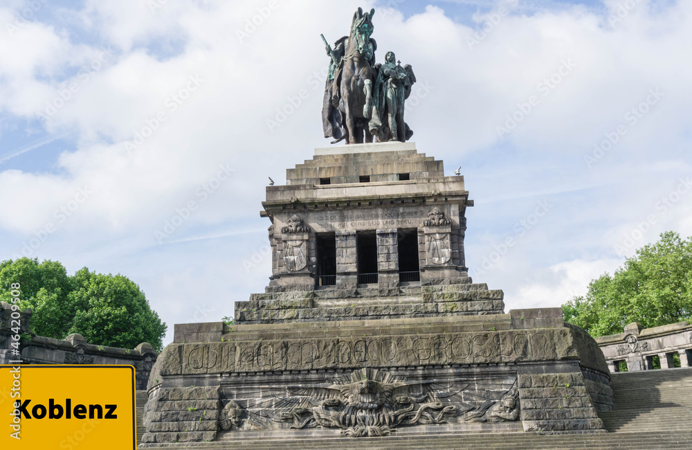 Ortsschild Koblenz mit Kaiser Wilhelm Denkmal 