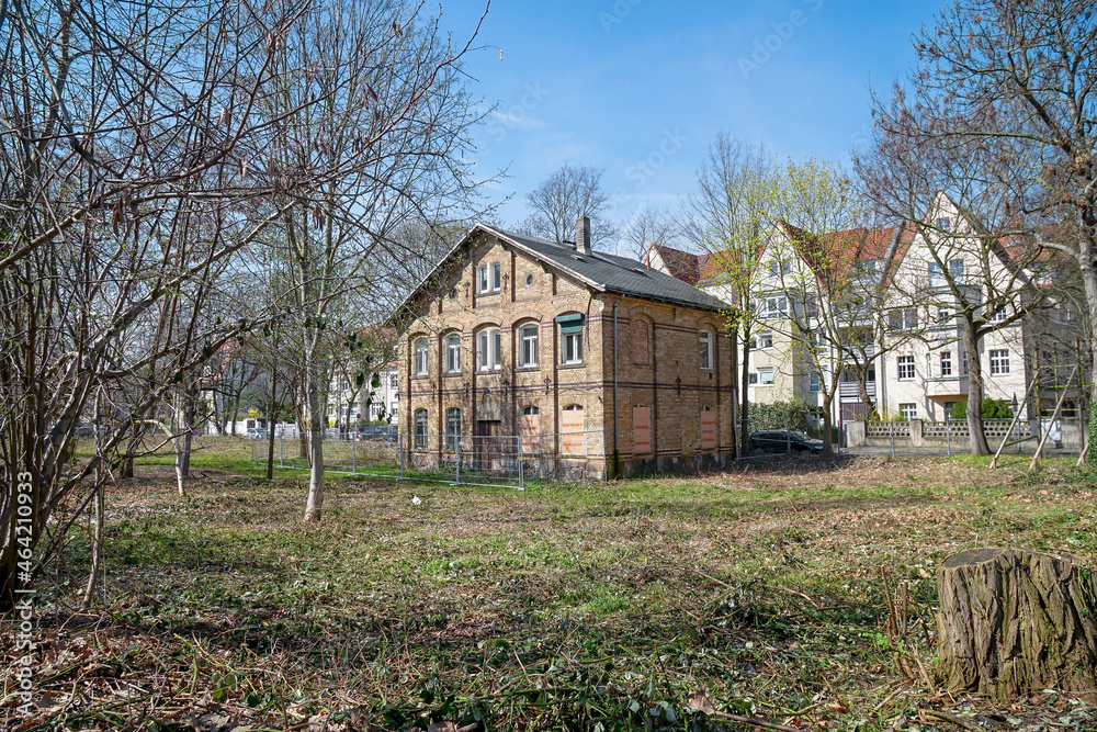 Obraz premium Ruine eines verlassenen alten Wohnhauses, Haus mit gelben Backsteinen