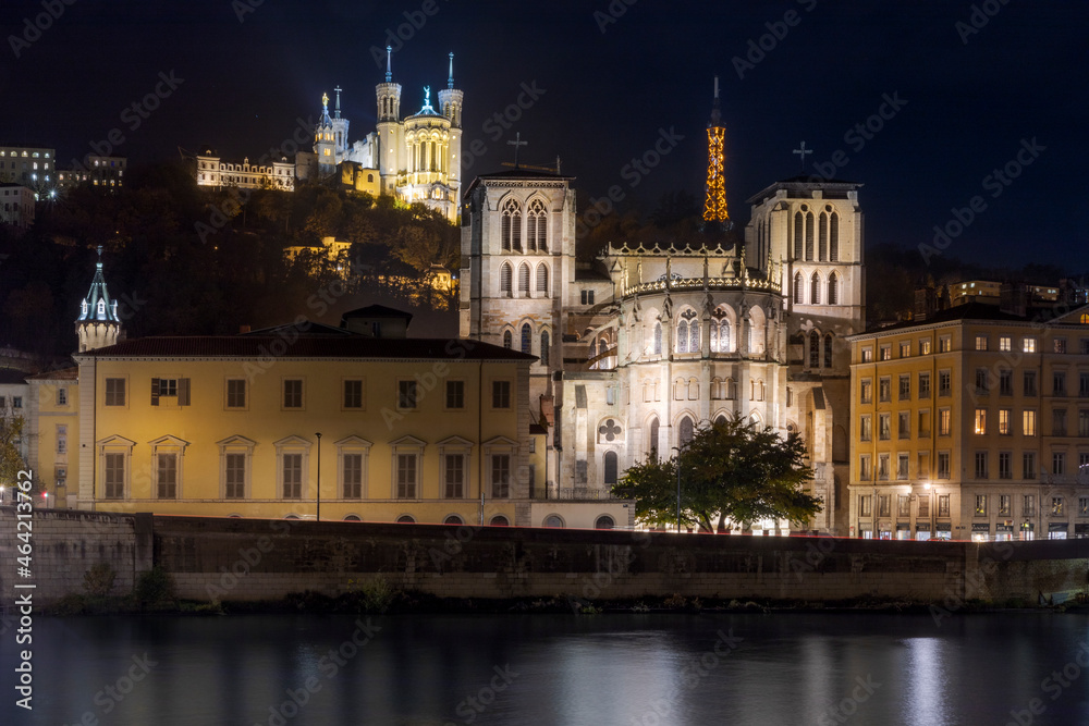 Lyon la nuit : basilique de Fourvière et cathédrale primatiale Saint Jean