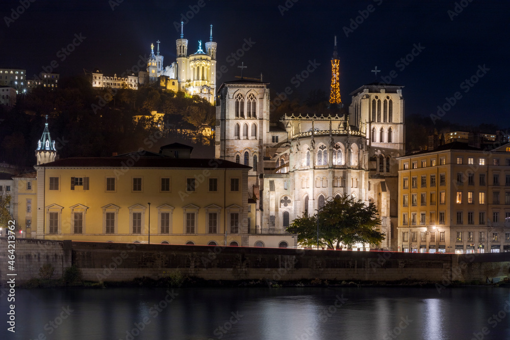 Lyon la nuit : basilique de Fourvière et cathédrale primatiale Saint Jean Lyon la nuit : basilique de Fourvière et cathédrale primatiale Saint Jean