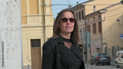 Wallpaper Mural Modella seduta su selciato Torontodigital.ca