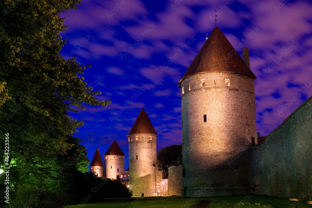 Obraz na płótnie Night view of illuminated defensive city walls of Estonian capital - Tallinn w salonie