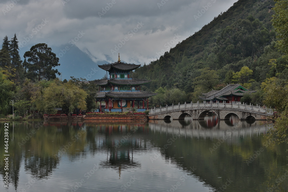 Obraz premium chinese temple on the lake
