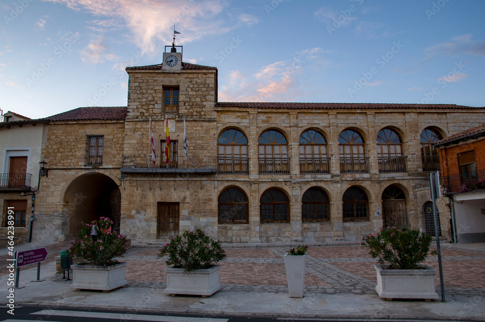 Fototapeta premium Plaza Mayor, Arco de la Villa, Torrelobatón, Valladolid, Castilla y León, España