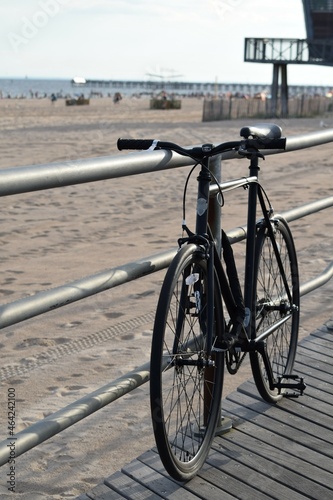 Bicicleta aparcada en la playa.