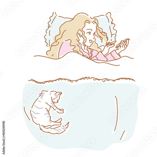 ベッドでスマホを楽しむ女性