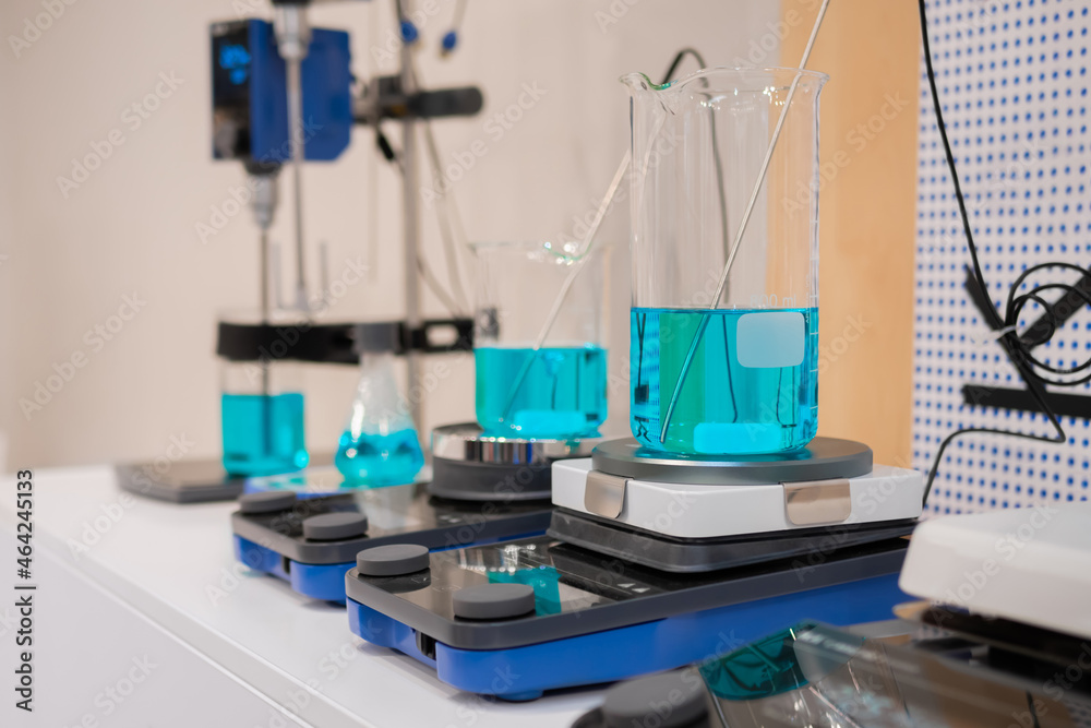 mixer stirrers with fast moving stir bar for mixing liquid at