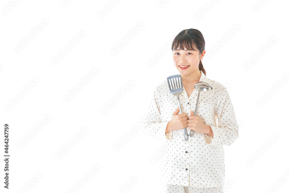 朝食をつくる若い女性