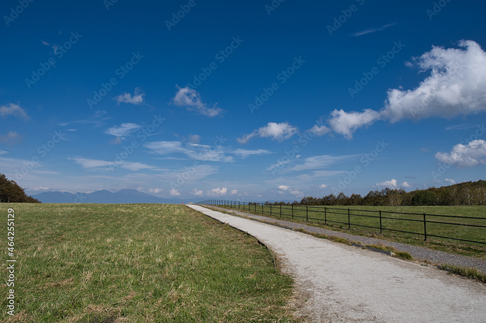 風景, 山, 空, 自然, 草, 山, ヒル, 緑, 野原, サマータイム, 牧草地, 雲, 雲, いなか, 景色, 低地, 森, 公園, 木, ルーラル, 旅行, 景色, ヒル, 全景, 木