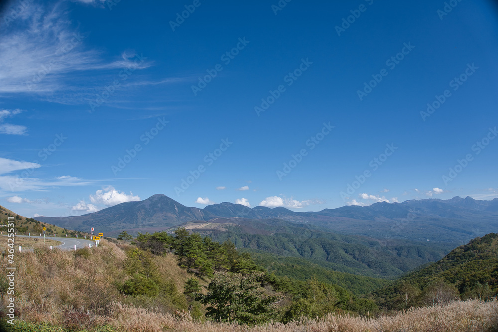 風景, 山, 空, 自然, 草, 山, ヒル, 緑, 野原, サマータイム, 牧草地, 雲, 雲, いなか, 景色, 低地, 森, 公園, 木, ルーラル, 旅行, 景色, ヒル, 全景, 木