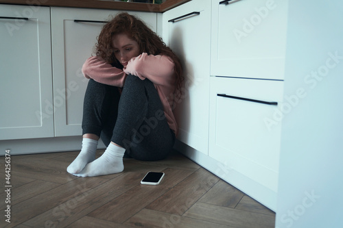 Εκτύπωση καμβά Anxious young caucasian woman using mobile phone