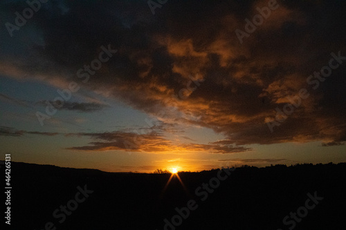 lever de soleil jaune derrière une colline avec un effet Starburst à villers sur mer, calvados 14 yellow sunrise behind a hill with a starburst effect in villers sur mer, calvados 14