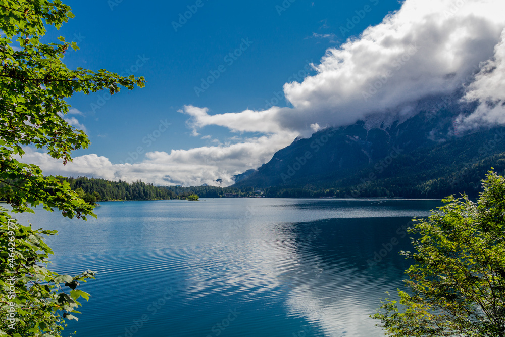 Obraz premium Sommerliche Entdeckungstour zum wunderschönen Eibsee in den Bayrischen Alpen - Deutschland