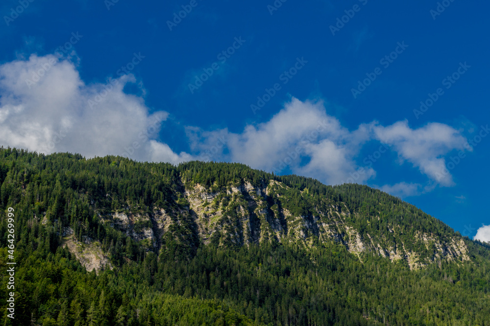Fototapeta premium Sommerliche Entdeckungstour zum wunderschönen Eibsee in den Bayrischen Alpen - Deutschland