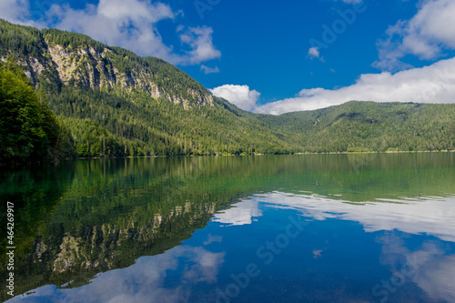 Sommerliche Entdeckungstour zum wundersch  nen Eibsee in den Bayrischen Alpen - Deutschland