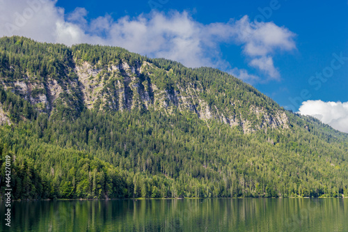 Sommerliche Entdeckungstour zum wundersch  nen Eibsee in den Bayrischen Alpen - Deutschland