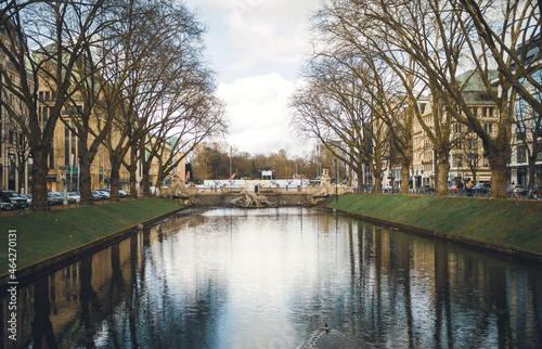 die schöne Architektur und Innenstadt von Düsseldorf bei blauem himmel photo