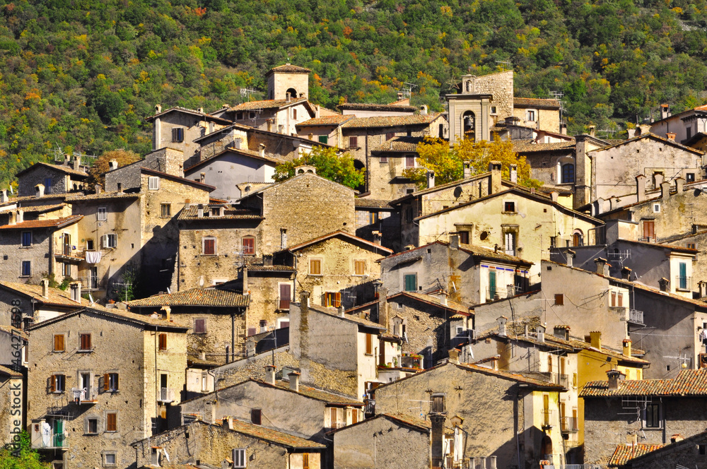 abruzzo, Scanno un piccolo antico borgo nella montagna in un giorno di sole che illumina i tetti delle case durante autunno. tetti di antico villaggio italiano sotto la montagna
