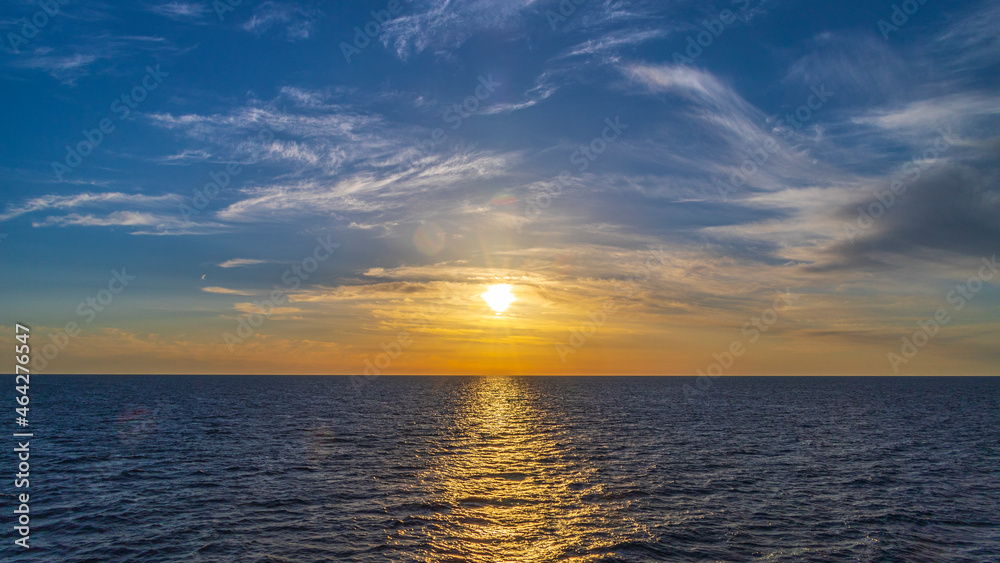 Fototapeta premium 夕焼けの海 フェリー 船旅