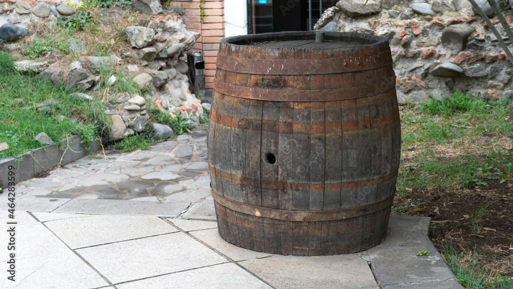 Naklejka premium old wine barrel. large antique wine barrel