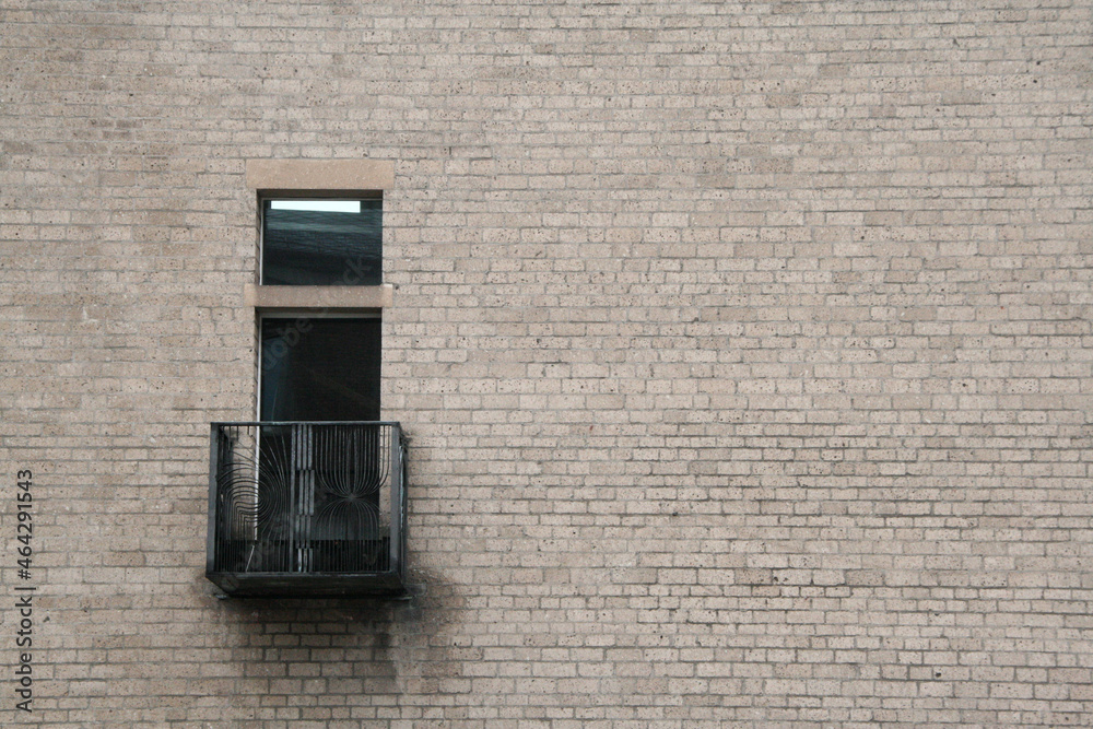 prosta ceglana ściana z czarnym balkonem - obrazy, fototapety, plakaty 