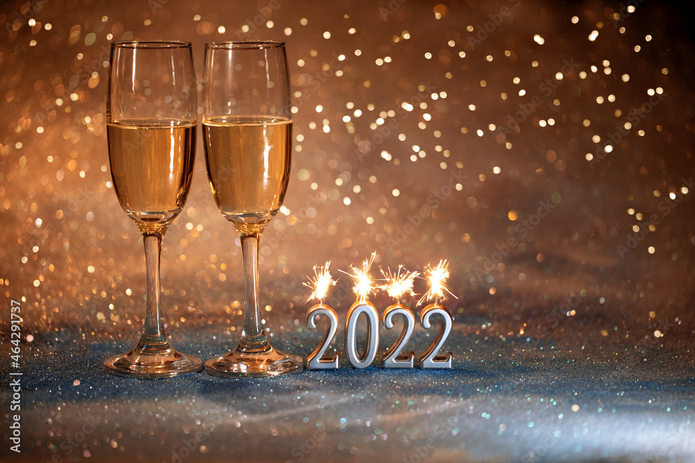 2022 Nowy Rok. Kartka z życzeniami szczęśliwego nowego roku 2022. kieliszki do szampana na brokatowy tle  - obrazy, fototapety, plakaty 