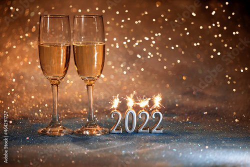 2022 Nowy Rok. Kartka z życzeniami szczęśliwego nowego roku 2022. kieliszki do szampana na brokatowy tle 