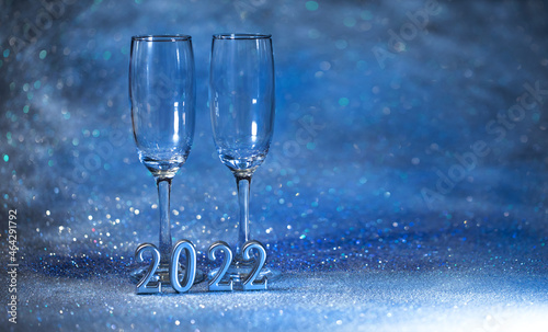 2022 Nowy Rok. Kartka z życzeniami szczęśliwego nowego roku 2022. kieliszki do szampana na brokatowy tle