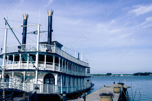 Φωτογραφία steamboat at the dock on the lake