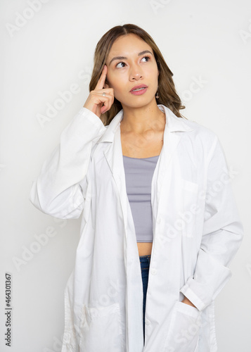 Young doctor woman over isolated background thinking an idea