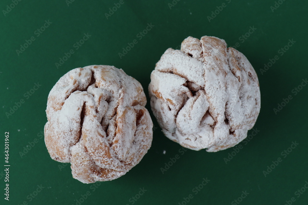 Gebäck aus Mürbeteig: Schneeballen mit Puderzucker. Gebäck aus Mürbeteig: Schneeballen mit Puderzucker.