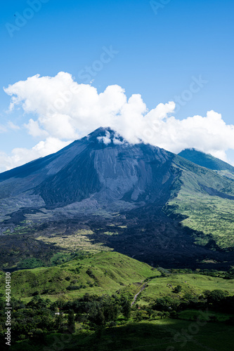 Vista de frente del volcán en Guatemala 