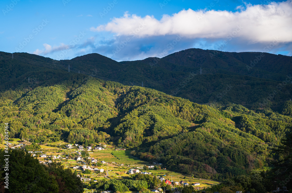 Obraz premium 午後の日が当たる山間の村