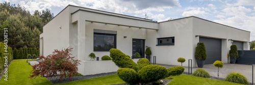 Obraz na płótnie Outside view of elegant suburban house with big window green law w salonie