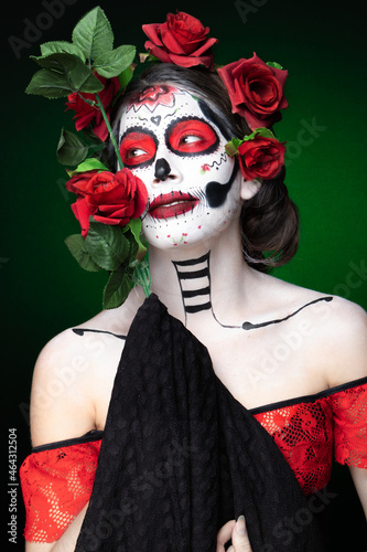 joven mujer calavera pintada en el rostro y flores dia de los muertos mexico katrina catrina sobre fondo verde