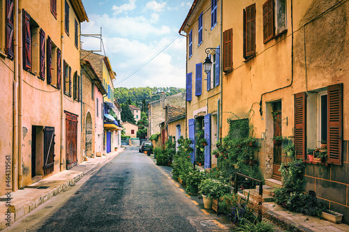 Backstreet av the idyllic town of Cotignac © megselv