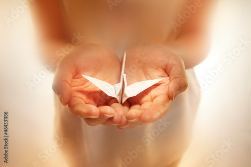 折鶴を持つ女性の手