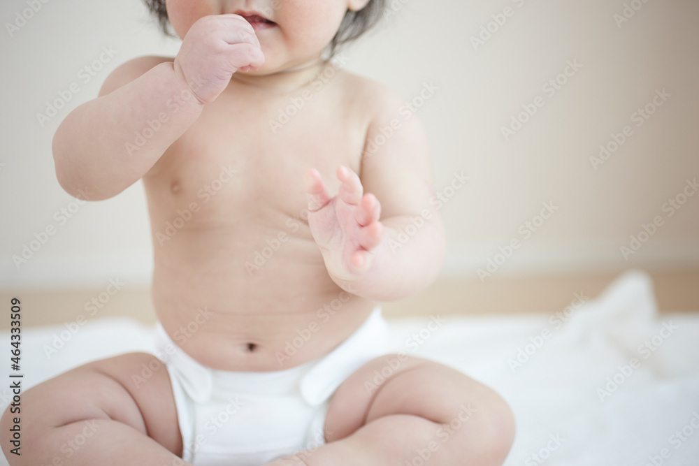 上半身裸の赤ちゃんのお腹 上半身裸の赤ちゃんのお腹