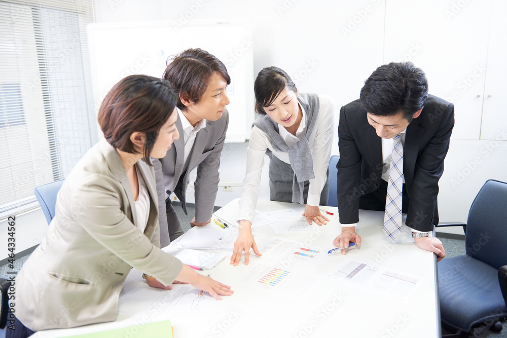 社内で会議をするビジネスマンとウーマン 社内で会議をするビジネスマンとウーマン