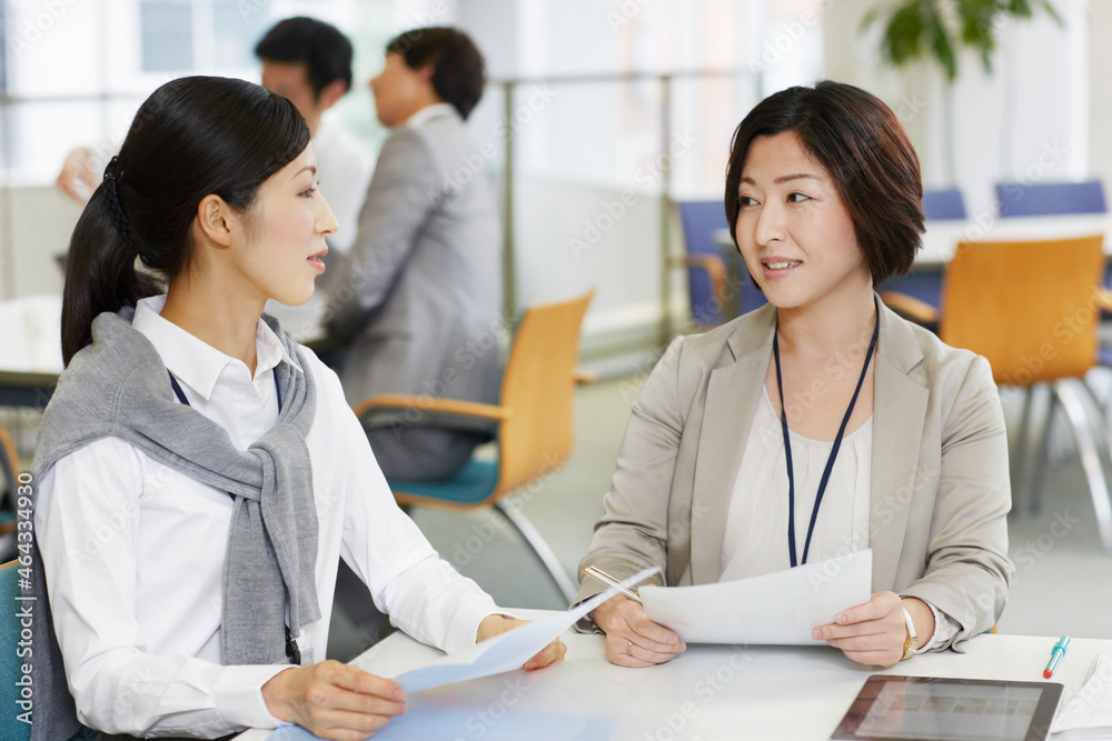 打合せをする女性2人