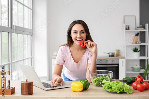 Young woman with fresh vege...
