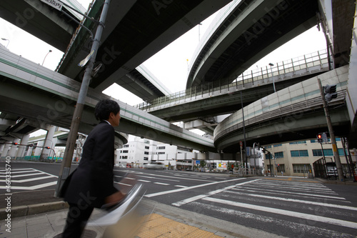 横断歩道を渡ろうとするビジネスマンの後姿