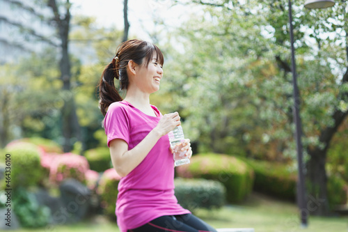 水分補給をする女性