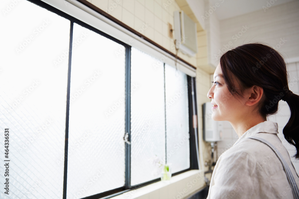 料理を作る若い女性の横顔 料理を作る若い女性の横顔
