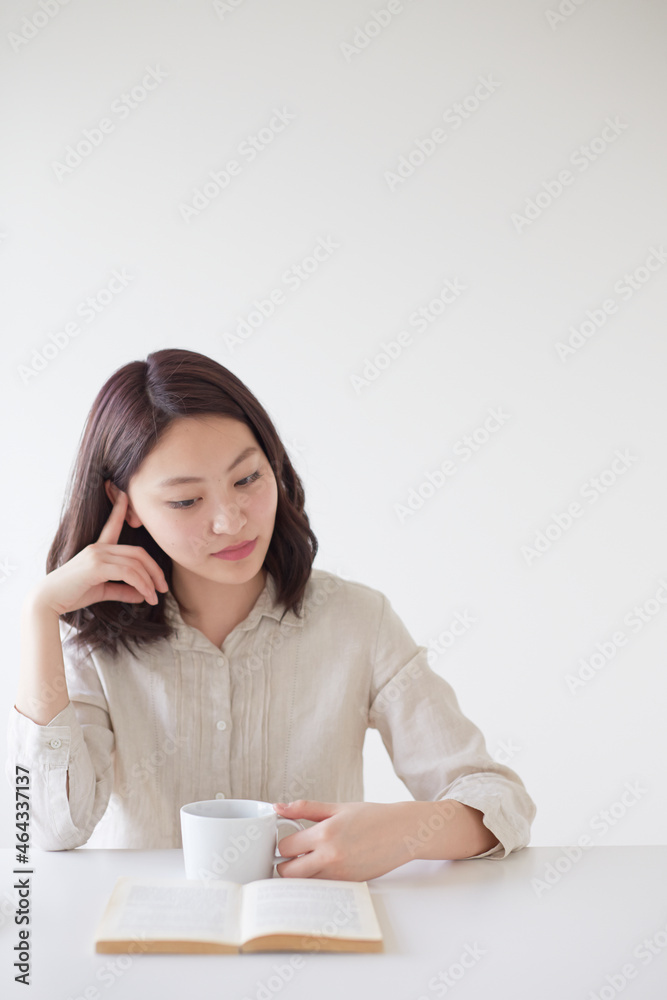 肘をついて本を読む若い女性 肘をついて本を読む若い女性