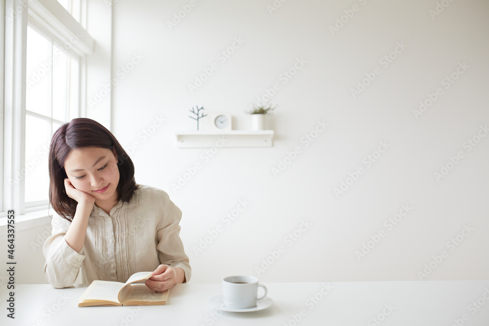 肘をついて本を読む若い女性 肘をついて本を読む若い女性