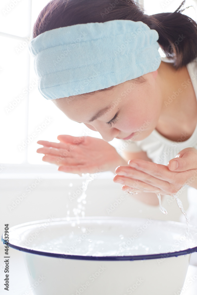 洗顔をしている若い女性 洗顔をしている若い女性