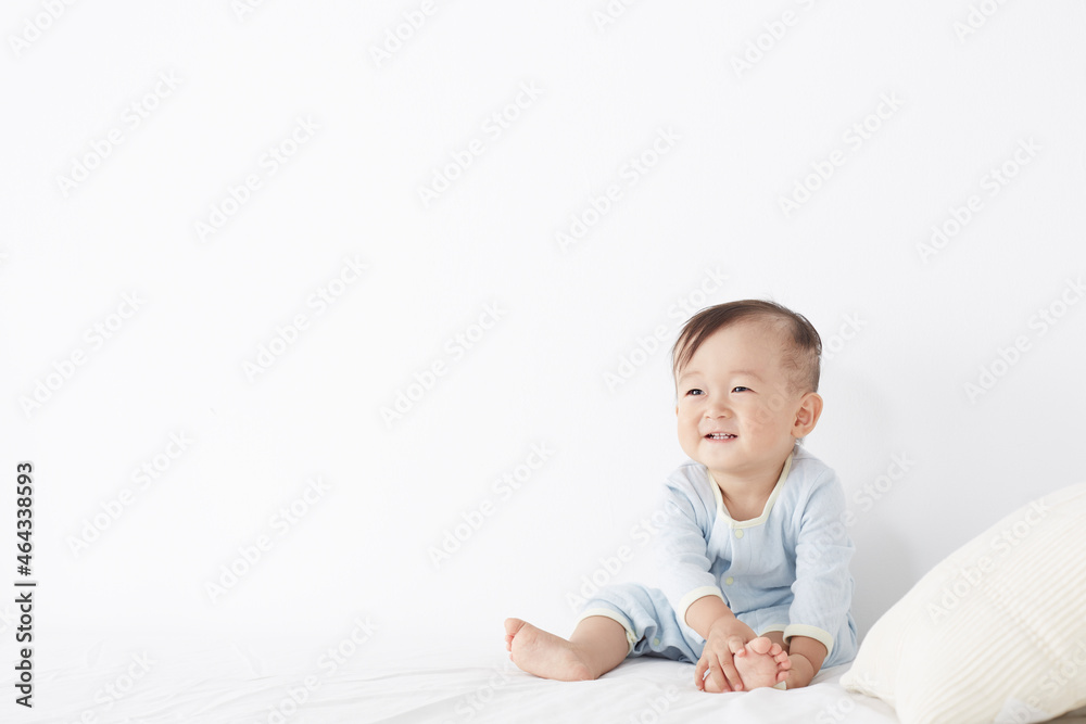 ベッドに座っている赤ちゃん ベッドに座っている赤ちゃん